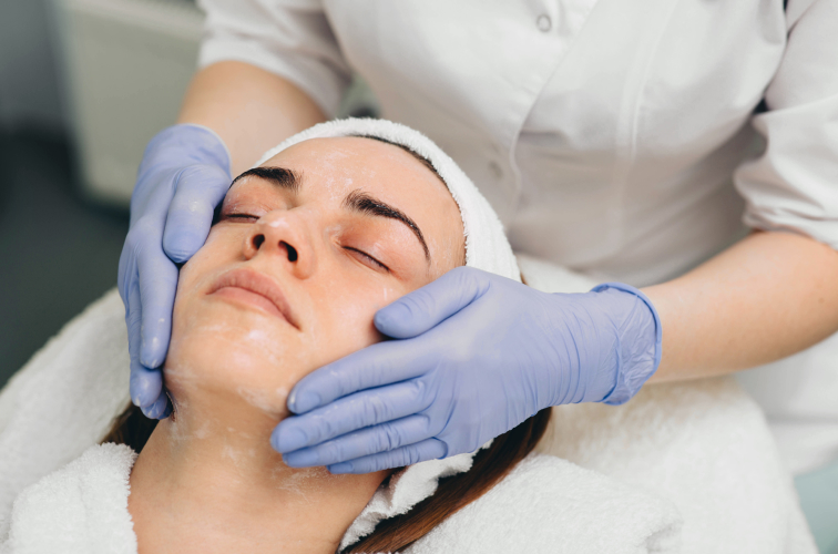 Nettoyage de peau médical | Dr Aida Cheriet | Paris